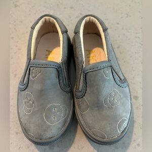 Akid Gray Skull Head Slip On Shoes, size 4.